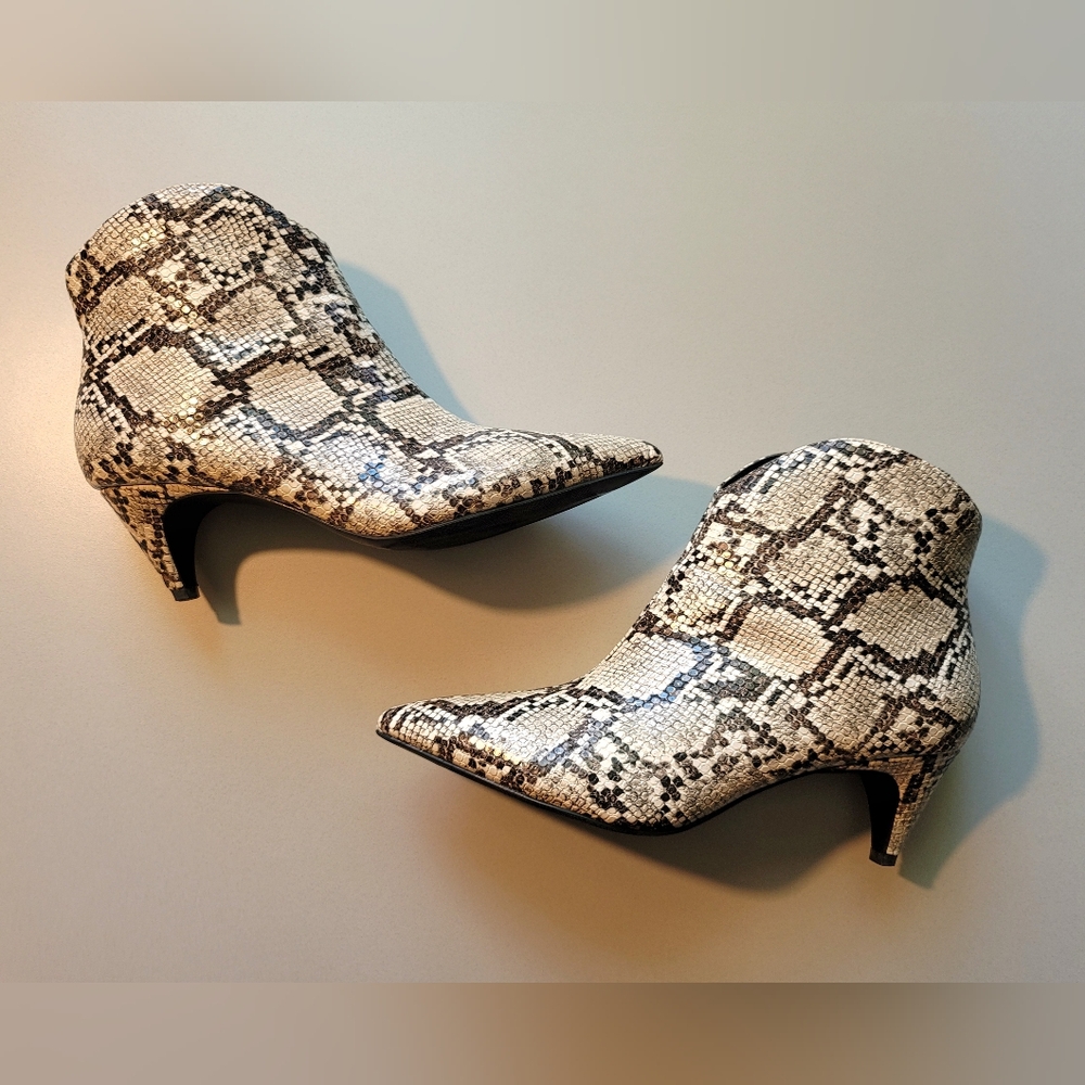 ‼️MUST GO‼️ Snake print western style Size 10 Marden Kitten Heel Booties